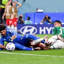 爱游戏平台-卡利亚里门将飞身扑救，帮助球队保持不败()