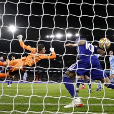 爱游戏平台-著名球员在比赛中展现出众技艺，助球队获胜()