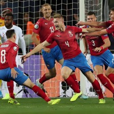 AYX SPORTS-捷克队在欧洲联赛中遭遇逆境，需要调整战术()