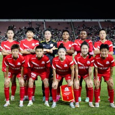 爱游戏官方网站-女足比赛选手风采展露，活动吸引众多观众(希望参赛选手在比赛中赛出风采)