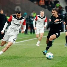 爱游戏中国-弗赖堡主场战平对手，保级形势依然严峻()