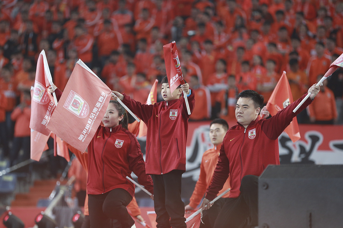 爱游戏平台-著名球员在比赛中展现出众技艺，助球队获胜()  第2张