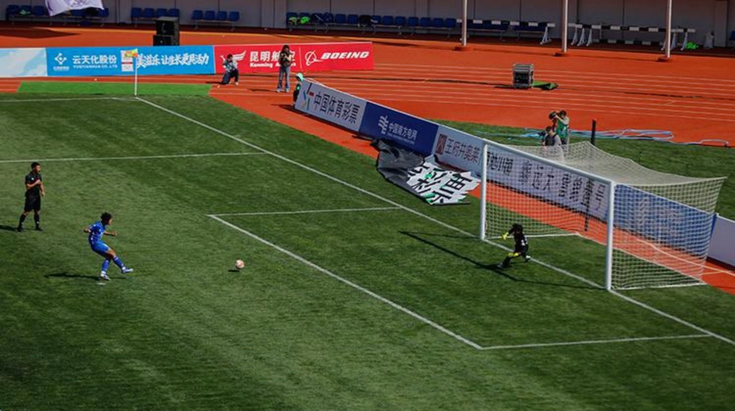 爱游戏-昆明滇足球队在客场比赛中取得突破性进展(足球比赛中场结束哨声)  第1张