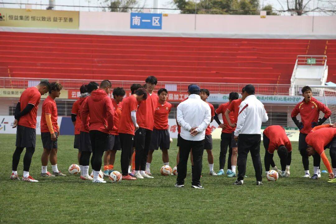 爱游戏-昆明滇足球队在客场比赛中取得突破性进展(足球比赛中场结束哨声)  第2张