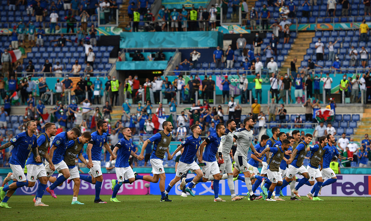 爱游戏娱乐-各路豪强备战，欧洲杯氛围热烈，抢眼穿越()  第1张