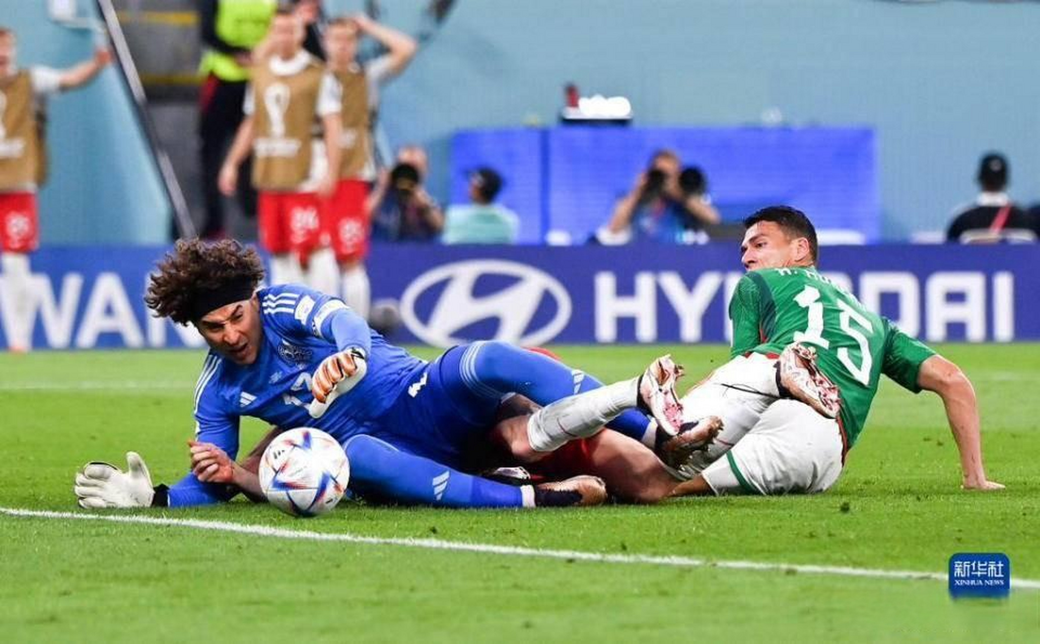 爱游戏平台-卡利亚里门将飞身扑救，帮助球队保持不败()  第1张