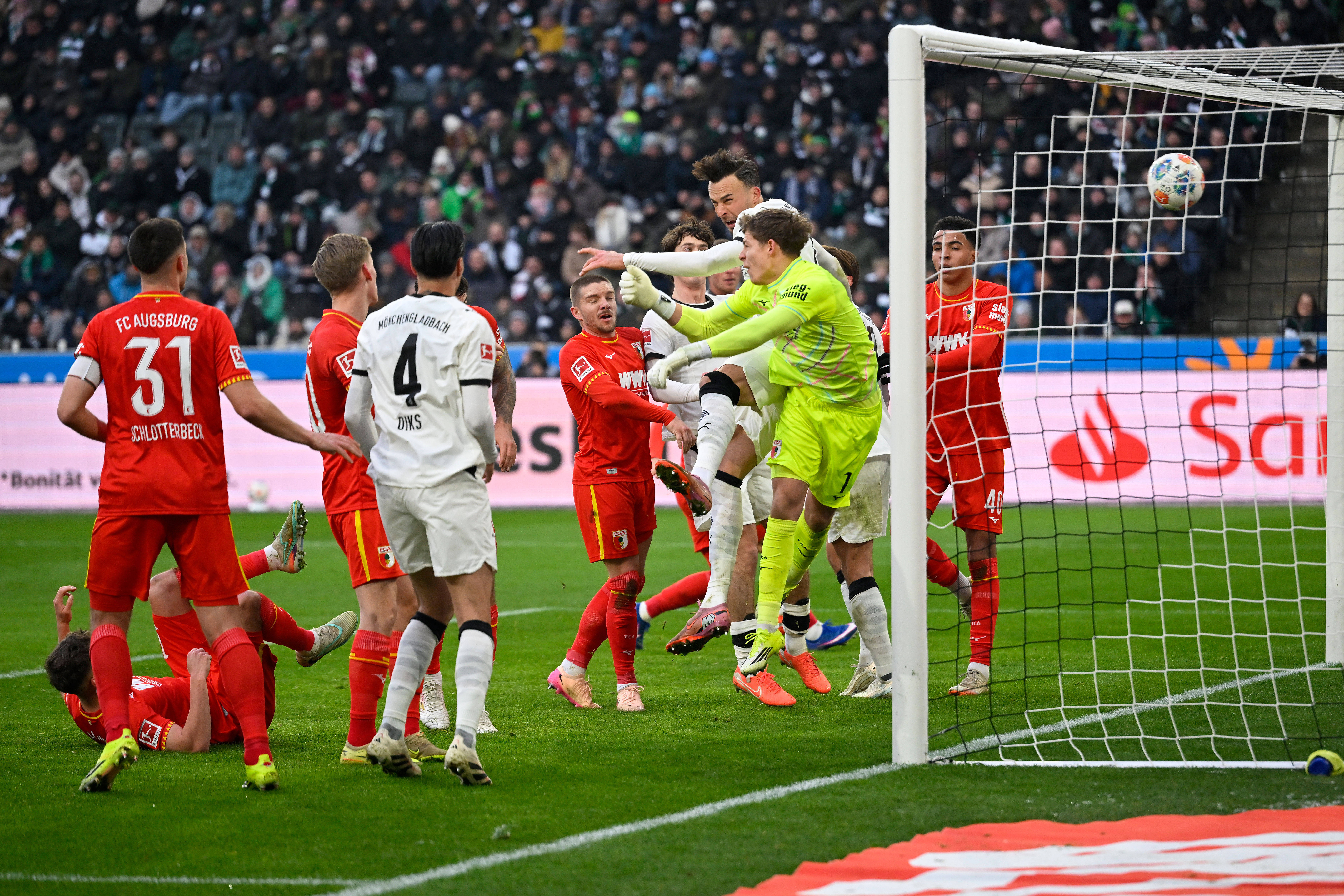 爱游戏娱乐-国际足球赛事中，某支球队大获全胜，令人瞩目()  第1张