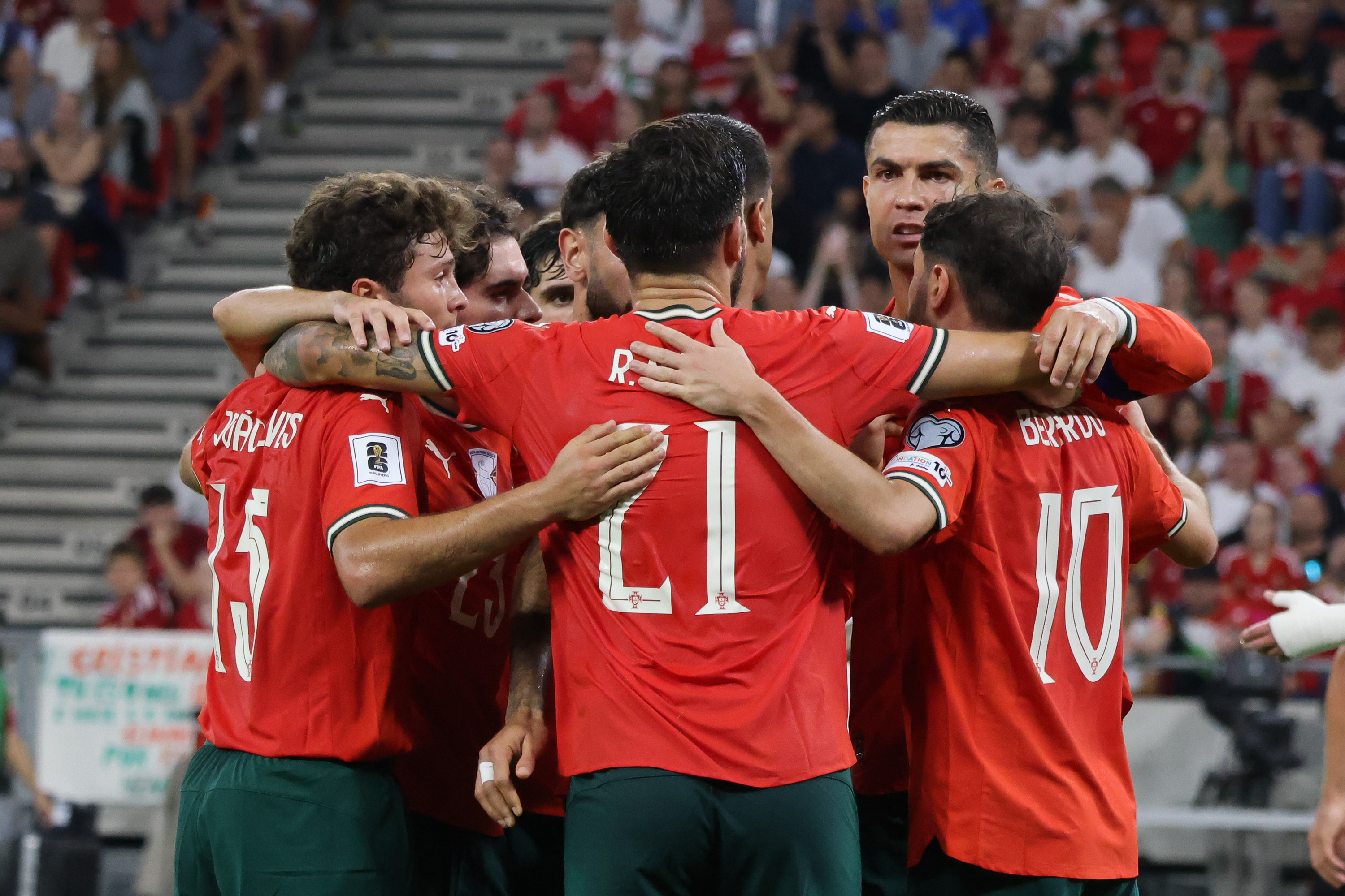 爱游戏娱乐-国际足球赛事中，某支球队大获全胜，令人瞩目()  第2张